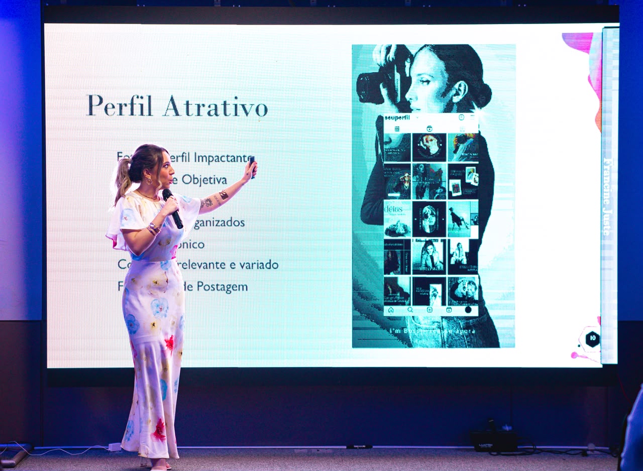 Francine Juste palestrando em Maceió para 100 mulheres