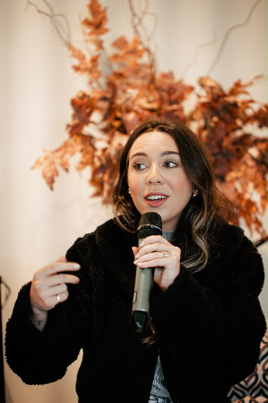 Francine Juste falando ao público em encontro no Morumbi