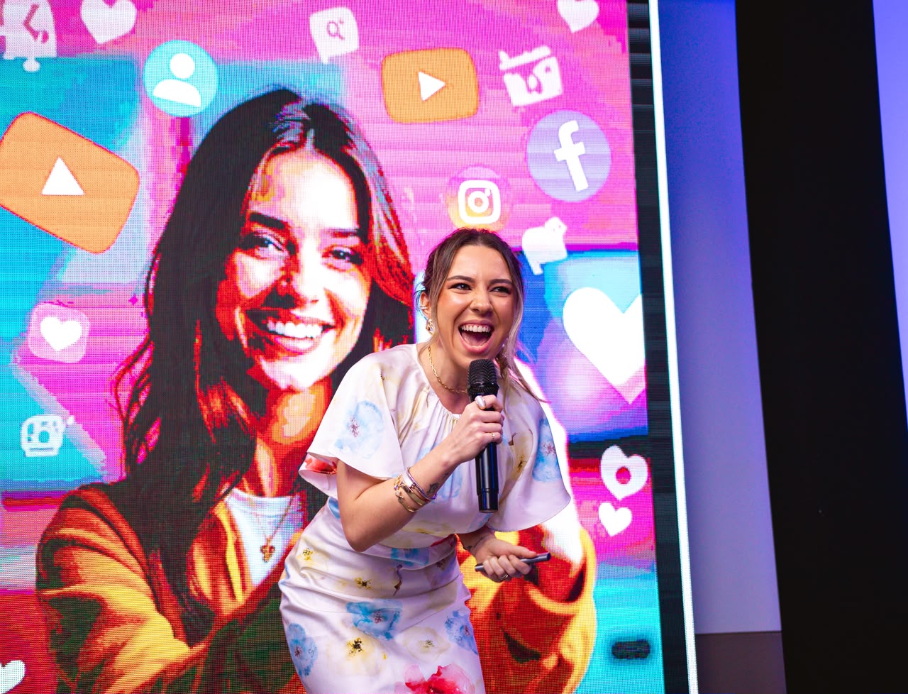 Francine Juste ao microfone durante palestra da Digital Play