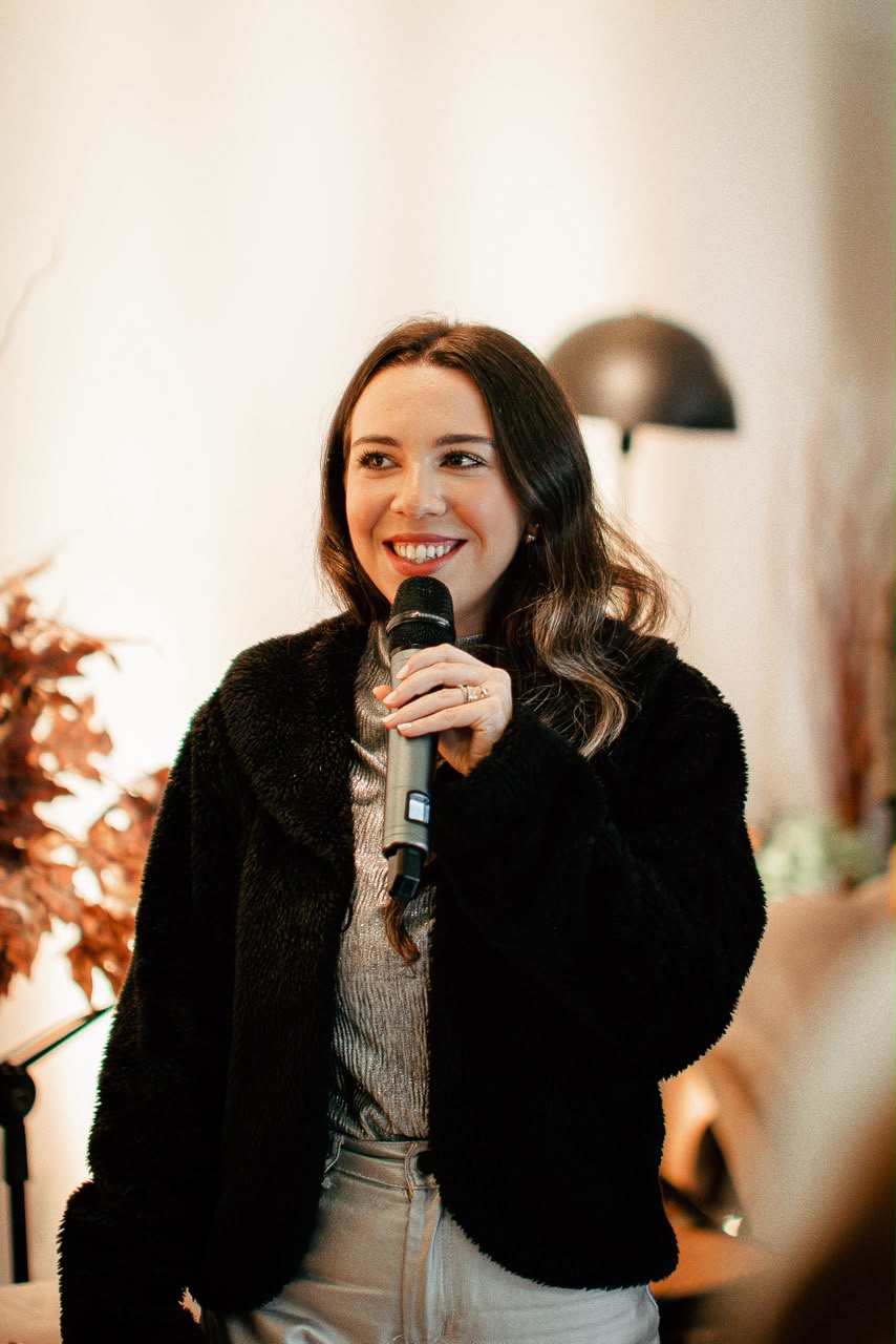 Francine Juste sorrindo durante palestra no Morumbi